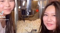 Tak perlu beli di gerai, Sisca Kohl bisa membuat popcorn sendiri di rumah. Ia memiliki mesinnya yang ditaruh di kamarnya. Foto: TikTok