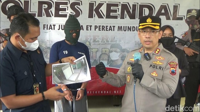 Polisi menunjukkan bukti kasus anak bunuh ibu kandung di Kendal dalam jumpa pers di Mapolres Kendal, Kamis (19/5/2022).