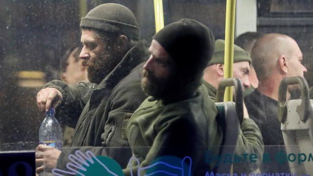 Anggota layanan pasukan Ukraina yang telah menyerah setelah berminggu-minggu bersembunyi di pabrik baja Azovstal terlihat di dalam bus, yang tiba di bawah pengawalan militer pro-Rusia di fasilitas penahanan selama konflik Ukraina-Rusia di pemukiman Olenivka di Wilayah Donetsk, Ukraina 17 Mei 2022. (REUTERS/ALEXANDER ERMOCHENKO)