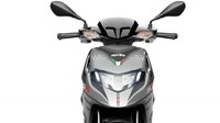 Motor ini telah dilengkapi lampu depan LED dengan DRL untuk penerangan siang hari. Lampu belakang juga LED berbentuk X, tampilan layarnya full digital dan dapat terhubung ke aplikasi smartphone melalui Bluetooth. Foto: Dok. Aprilia
