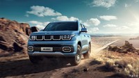 Iluminasi grille yang berpadu dengan lampu depan LED mengingatkan pada Jeep, sementara fender, dan window lined-nya mengingatkan kepunyaan Toyota Land Cruiser. Sementara lampu belakang memiliki sentuhan Ford Explorer. Dalam siaran foto pers, BAIC memilih cat eksterior biru muda yang dipadukan dengan aksen perak matte pada skid plate, roof rail, dan window frame, ditambah velg berukuran 20 inchi dengan warna dual tone. Foto: BAIC