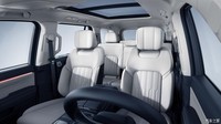 Masuk ke bagian dalam, BJ60 dilengkapi tiga baris kursi berlaposi kulit dengan warna putih. SUV ini juga tersedia dalam varian lima penumpang. Foto: BAIC