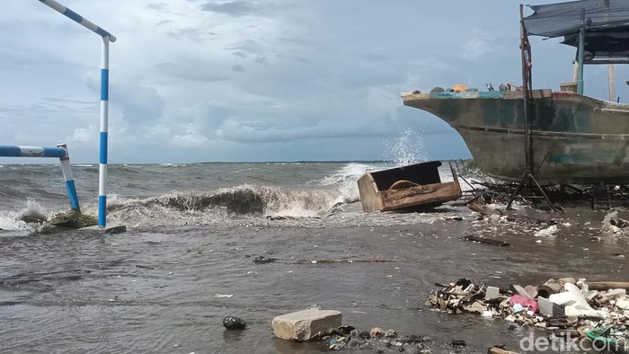 5 hari terakhir banjir rob dan gelombang tinggi meneror nelayan dan warga pesisir. Salah satunya di Mayangan, Kota Probolinggo.