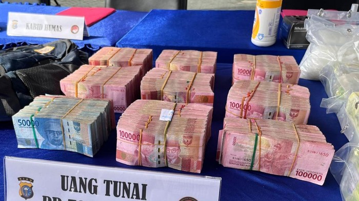Barang bukti uang yang disita penyidik Polda Riau dari dua bandar narkoba.