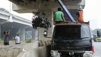 Sampah yang menumpuk menyebabkan aliran kali tersebut mampet.