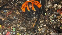 Sebanyak 9 petugas diturunkan ke kali untuk membersihkan tumpukan sampah.