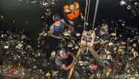 Banyaknya sampah di kali ini disebabkan kurangnya kesadaran warga yang membuang sampah di kali.