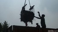 Sampah yang menyumbat aliran kali didominasi oleh sampah plastik, kayu dan limbah rumah tangga.