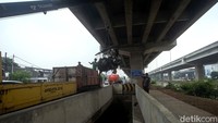 Dalam satu hari petugas mengangkut sampah hingga tiga truk.