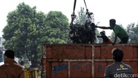 Sampah-sampah itu langsung dikirim ke TPST Bantargebang. Petugas menyebut pengerjaan ini bakal rampung dalam 4 hari ke depan.