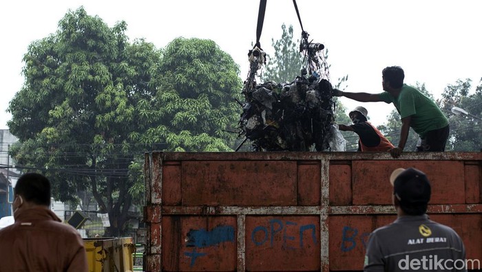 Bikin Mampet, Sampah di Bekasi Diangkut Sampah yang menumpuk di Kali Cipamingkis, Kota Bekasi, diangkut petugas. Tumpukan sampah itu sebelumnya menyebabkan aliran kali mampet.