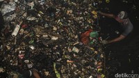 Petugas mengangkut sampah di aliran Kali Cipamingkis, Kota Bekasi, Kamis (19/5/2022).