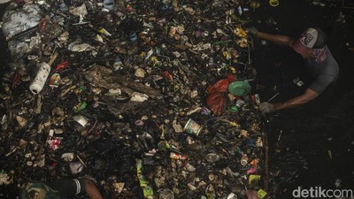 Bikin Mampet, Sampah di Kali Cipamingkis Bekasi Akhirnya Diangkut Juga
