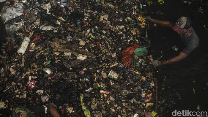 Sampah yang menumpuk di Kali Cipamingkis, Kota Bekasi, diangkut petugas. Tumpukan sampah itu sebelumnya menyebabkan aliran kali mampet.