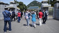 Gedung biru sudah melalui beberapa transformasi selama bertahun-tahun. Dahulu, tempat ini pernah jadi situs taman kerajaan. Jepang membangun kediaman resmi untuk guberur jenderal mereka di sana selama pemerintahan kolonial Tokyo di Semenanjung Korea. (AP/Ahn Young-Joon)