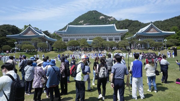 Setelah 74 tahun, Blue House diizinkan untuk dikunjungi ribuan orang. Langkah itu diinisiasi oleh Presiden Korea Selatan yang baru, Yoon Suk Yeol. (AP/Ahn Young-Joon)