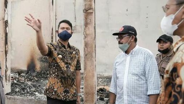 Bupati Sinjai Andi Seto Asapa meninjau pasar yang terbakar.