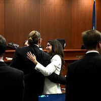 Selain mencecar Amber Heard, Camille juga viral karena potretnya berpelukan dengan Johnny. Dalam sebuah video, Johnny pun kedapatan melihat Camille dengan tatapan dalam. Foto: Getty Images