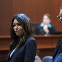 Selain terbagi menjadi kubu Johnny Depp versus Amber Heard, para netizen yang mengikuti kasus perseteruan mantan pasangan ini juga mulai jadi fans Camille Vasquez. Pengacara berpenampilan menarik itu disukai karena performanya ketika membela Johnny Depp. Ia bahkan pernah mencecar Amber Heard hingga kesulitan untuk berbicara. Foto: Getty Images