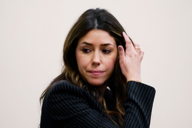 Persidangan kasus pencemaran nama baik antara Johnny Depp dan Amber Heard masih menarik perhatian publik. Sosok seorang pengacara tim Johnny pun belakangan ikut jadi sorotan. Adalah Camille Vasquez yang viral setelah mencecar Amber Heard di persidangan. Foto: Getty Images