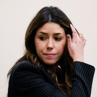 Persidangan kasus pencemaran nama baik antara Johnny Depp dan Amber Heard masih menarik perhatian publik. Sosok seorang pengacara tim Johnny pun belakangan ikut jadi sorotan. Adalah Camille Vasquez yang viral setelah mencecar Amber Heard di persidangan. Foto: Getty Images