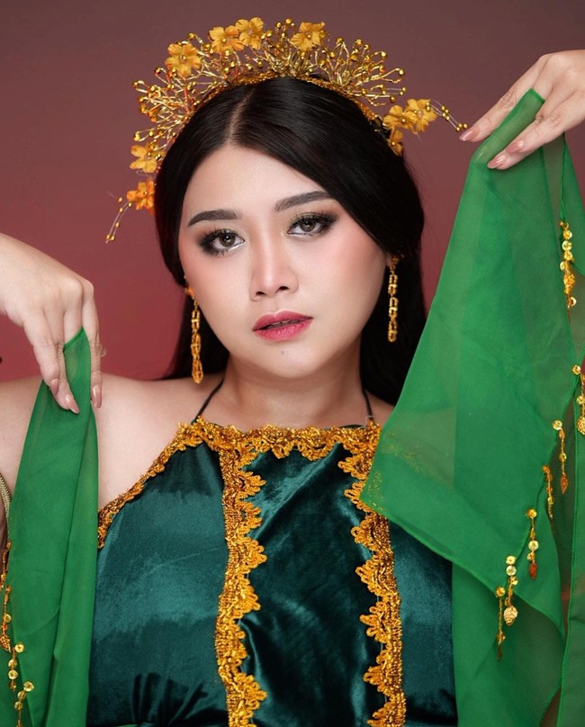 Dalam video yang diunggah beberapa waktu lalu, Clarissa Putri awalnya terlihat mengenakan baju semi formal dan sebuah backpack. Tapi kemudian selebgram bertubuh curvy itu berubah menjadi seorang penari Jawa. Foto: Instagram @clarissaputri