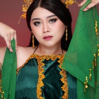 Dalam video yang diunggah beberapa waktu lalu, Clarissa Putri awalnya terlihat mengenakan baju semi formal dan sebuah backpack. Tapi kemudian selebgram bertubuh curvy itu berubah menjadi seorang penari Jawa. Foto: Instagram @clarissaputri
