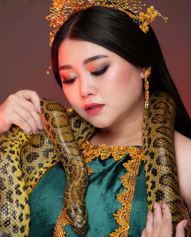 Transformasi Clarissa Putri menjadi Badaruwuhi mengejutkan netizen karena ia memakai ular asli dalam video. Banyak orang bertanya apakah wanita yang pernah turun berat badan 40 kg itu tidak takut.Foto: Instagram @clarissaputri