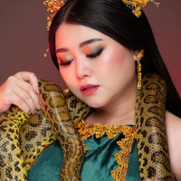 Transformasi Clarissa Putri menjadi Badaruwuhi mengejutkan netizen karena ia memakai ular asli dalam video. Banyak orang bertanya apakah wanita yang pernah turun berat badan 40 kg itu tidak takut.Foto: Instagram @clarissaputri