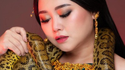 Selebgram Clarissa Putri Dandan Jadi Badarawuhi, Totalitas Pakai Ular Asli