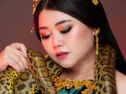 Selebgram Clarissa Putri Dandan Jadi Badarawuhi, Totalitas Pakai Ular Asli