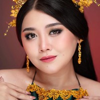 Clarissa tampaknya ingin menunjukkan transformasi dari anak kuliahan menjadi penari mistis. Di salah satu postingan, ia bertanya pada para follower apakah pantas berdandan jadi mahasiswa, Masih cocok ga jadi anak kuliahan ? Wkwk Foto: Instagram @clarissaputri