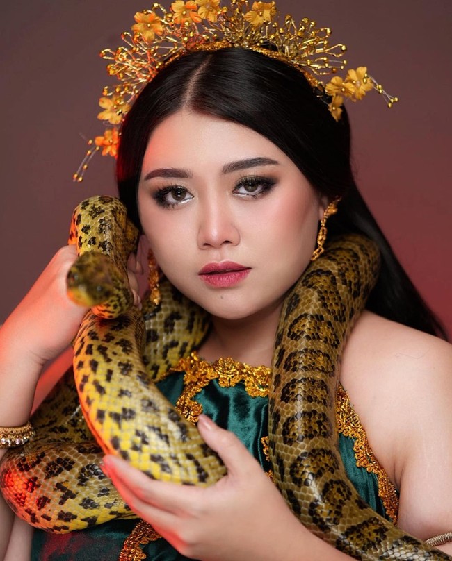 Ketika mengunggah foto-fotonya berbusana tradisional, Clarissa menulis, Anak jawa nih bos, senggol dongFoto: Instagram @clarissaputri