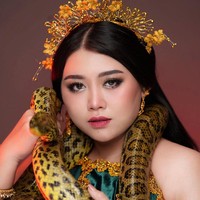 Ketika mengunggah foto-fotonya berbusana tradisional, Clarissa menulis, Anak jawa nih bos, senggol dongFoto: Instagram @clarissaputri