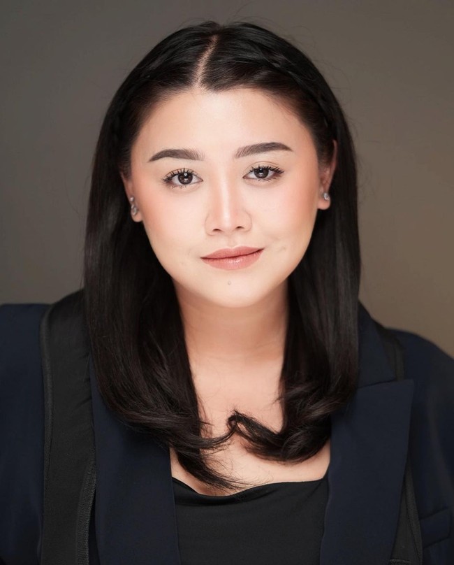 Dalam video, bisa dilihat transformasi makeup Clarissa. Saat menjadi mahasiswa, ia berdandan natural dengan aksentuasi alis rapi, bulu mata lentik, dan lipstik berwarna natural. Sedangkan saat jadi penari, riasannya lebih glamour terutama di bagian mata. Begitu juga dengan kontur yang lebih tebal.Foto: Instagram clarissa putri