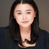 Dalam video, bisa dilihat transformasi makeup Clarissa. Saat menjadi mahasiswa, ia berdandan natural dengan aksentuasi alis rapi, bulu mata lentik, dan lipstik berwarna natural. Sedangkan saat jadi penari, riasannya lebih glamour terutama di bagian mata. Begitu juga dengan kontur yang lebih tebal.Foto: Instagram clarissa putri