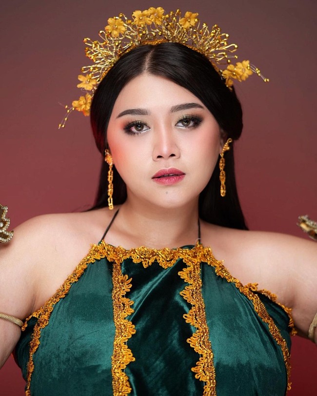 Clarissa Putri dikenal sebagai selebgram yang sering mengunggah konten beauty. Baru-baru ini ia membuat video makeup yang terinspirasi film KKN Desa Penari. Konten itu jadi viral karena totalitasnya.Foto: Instagram @clarissaputri