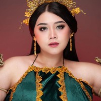 Clarissa Putri dikenal sebagai selebgram yang sering mengunggah konten beauty. Baru-baru ini ia membuat video makeup yang terinspirasi film KKN Desa Penari. Konten itu jadi viral karena totalitasnya.Foto: Instagram @clarissaputri