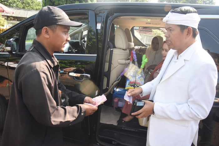 Dedi Mulyadi Borong Mainan
