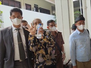 Dengan Tangan Terborgol, M Kace Hadir di Sidang Napoleon