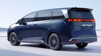 Denza D9 ditawarkan mulai harga 335.000 yuan sampai dengan 460.000 yuan. Kalau dirupiahkan, setara Rp 730 jutaan sampai Rp 1 miliar. Ada juga model yang diproduksi secara terbatas yakni hanya 99 unit dengan banderol harga 660.000 yuan yang setara dengan Rp 1,4 miliaran. Foto: BYD