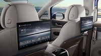 Dari sisi interior, Denza D9 menawarkan tampilan interior yang sangat mewah. Pertama dengan kehadiran panoramic sunroof yang besar. Kemudian ada juga kulkas mini yang terpasang di bawah arm rest. Foto: BYD