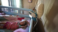 Sang ibu setiap harinya memberikan susu formula khusus lewat infus ke tubuh putrinya.