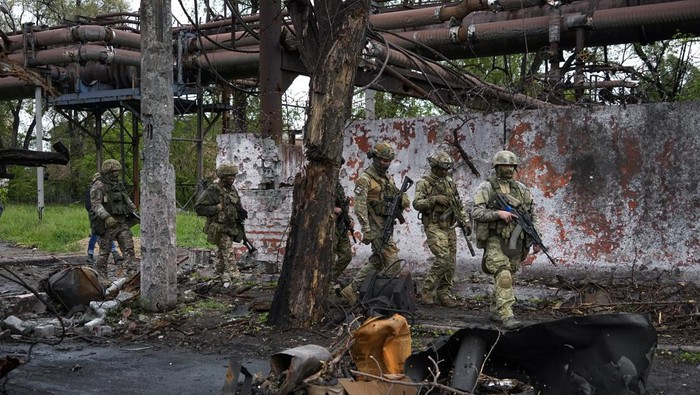 Dijaga Pasukan Rusia, Begini Kondisi Pabrik Baja di Mariupol Rusia klaim pegang kendali atas Mariupol usai pengepungan selama berminggu-minggu. Kendali itu terlihat di pabrik baja Mariupol yang dijaga ketat pasukan Rusia.