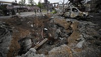 Tampak sejumlah wartawan internasional mengunjungi bagian yang hancur di Pabrik Metalurgi Illich Iron & Steel Works di Mariupol. Foto ini dipotret selama perjalanan yang diselenggarakan oleh Kementerian Pertahanan Rusia.