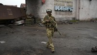 Kini area pabrik dijaga oleh pasukan Rusia di Mariupol, Ukraina.