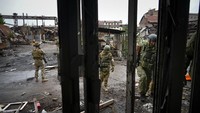 Beberapa bagian pabrik tampak hancur akibat serangan tersebut.