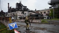 Sementara itu, terkait menyerahnya ratusan prajurit Ukraina di pabrik baja Azovstal, Wakil Menteri Pertahanan Ukraina Ganna Malyar mengatakan mereka akan tunduk pada prosedur pertukaran. Malyar menyebut mereka semua akan menghadapi pertukaran tahanan potensial dengan Rusia. Sekitar 600 tentara diyakini masih berada di dalam pabrik baja tersebut. Militer Ukraina mengatakan saat ini sedang dilakukan upaya untuk mengevakuasi mereka yang masih berada di dalam.