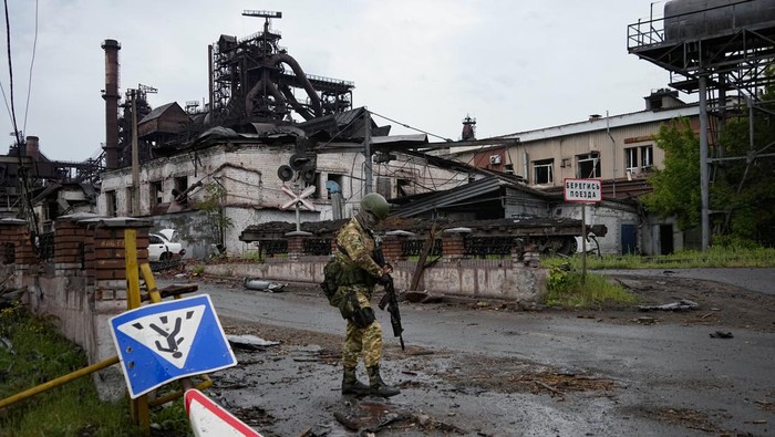 Dijaga Pasukan Rusia, Begini Kondisi Pabrik Baja di Mariupol Rusia klaim pegang kendali atas Mariupol usai pengepungan selama berminggu-minggu. Kendali itu terlihat di pabrik baja Mariupol yang dijaga ketat pasukan Rusia.