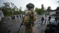 Penampakan prajurit militer Rusia berjaga di area sekitar Pabrik Metalurgi Illich Iron & Steel Works di Mariupol, Ukraina.